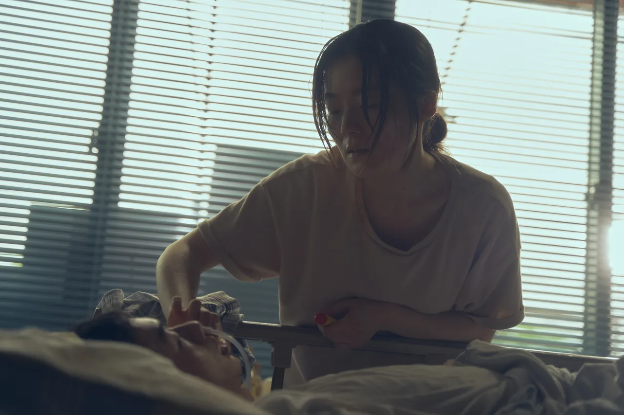 杨小黎在《啥人顾性命》中照顾因意外成为植物人的老公。公视台语台提供