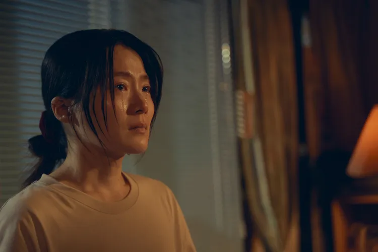 楊小黎飾演委屈媳婦，花式落淚大展哭技。公視台語台提供