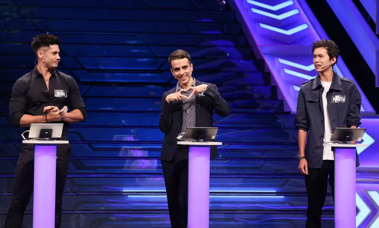 梵雅戈（中）上節目遭肯納（左）嗆：「明顯作弊。」右為機票達人布萊N。公視提供