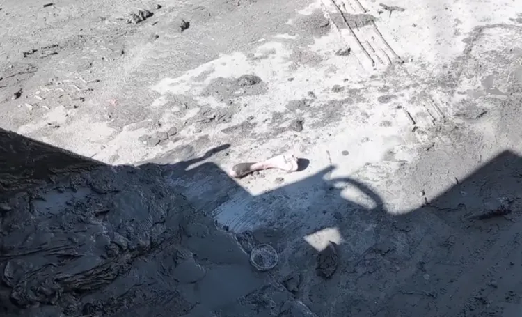 志工在清理災區時發現一支情趣玩具。翻攝自threads_@getterx