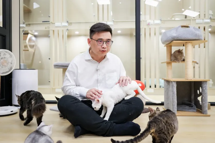 賴瑞隆提出「共融高雄-寵物友善之都：毛孩四個寶」政見。翻攝畫面