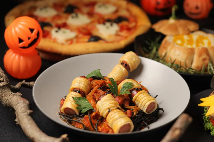 位於飯店中庭的azie餐廳將多款經典餐點注入萬聖節元素，其中主廚特別推薦「木乃伊番茄培根義大利麵」，兼具美味與趣味，期待擄獲大小朋友的味蕾。台北晶華提供