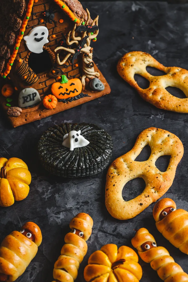 迎接萬聖節，點心房主廚發揮巧思，將Regent Gift Shop打造成「萬聖甜點屋」，推出多款造型麵包與主題甜點，相當吸睛又美味。台北晶華提供