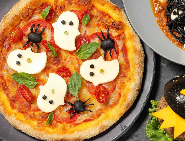 一樓中庭azie餐廳因應萬聖節到來，推出一系列萬聖變裝餐。台北晶華提供