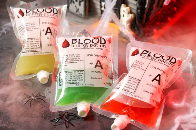 萬聖節期間，上庭酒廊推出限定調酒與多款創意無酒精飲品，包括充滿惡作劇趣味的「萬聖節血袋特調」。台北晶華提供