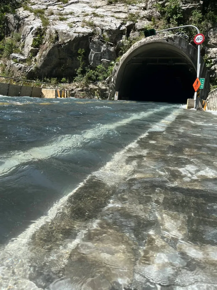 靳珩隧道口一度被淹沒，湖水溢流至隧道內。翻攝太魯閣國家公園臉書
