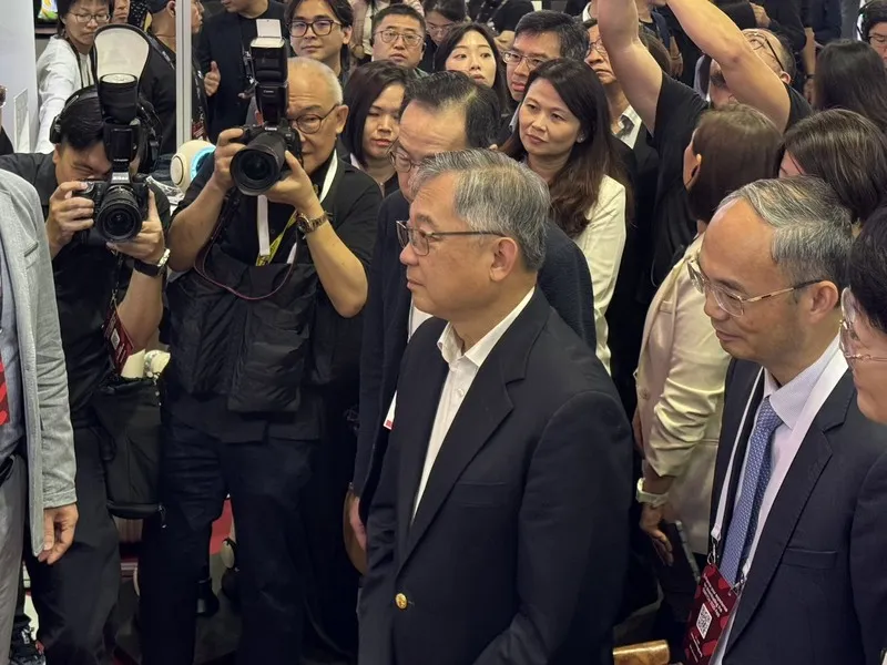 新加坡科技创新周登场,吸引来自世界各地的新创领域人士。新加坡副总理颜金勇(中)到场与业者互动。 中央社