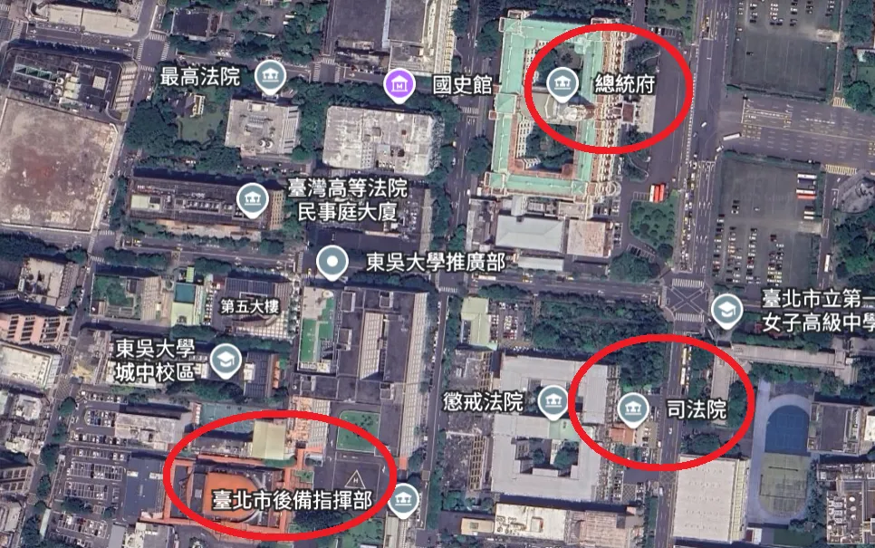 卫星图显示,解放军已建「模拟总统府」、「模拟司法院」,以及「后备指挥部」。翻摄GoogleEarth,非新闻相关卫星图。