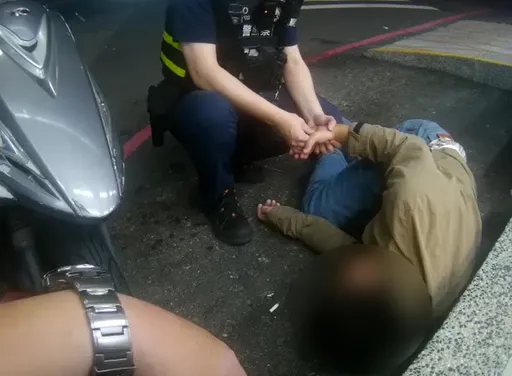 男超商買醉茫倒路旁 警叫不醒!他突念出這串數字