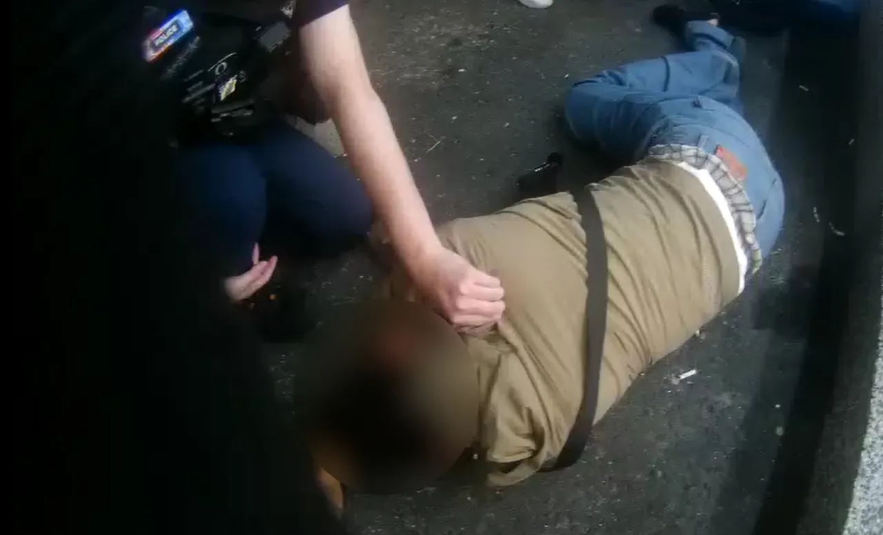 陳男醉倒路旁,警始終叫不醒他,突然他唸出這串數字....。翻攝畫面
