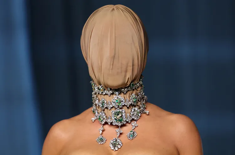 她用膚色布料緊包著頭部出席，讓眾人都驚呆了。路透