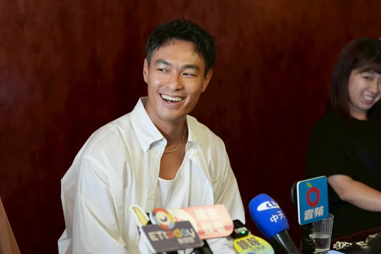 楊祐寧幽默解釋潑酒事件來龍去脈。彭欣偉攝