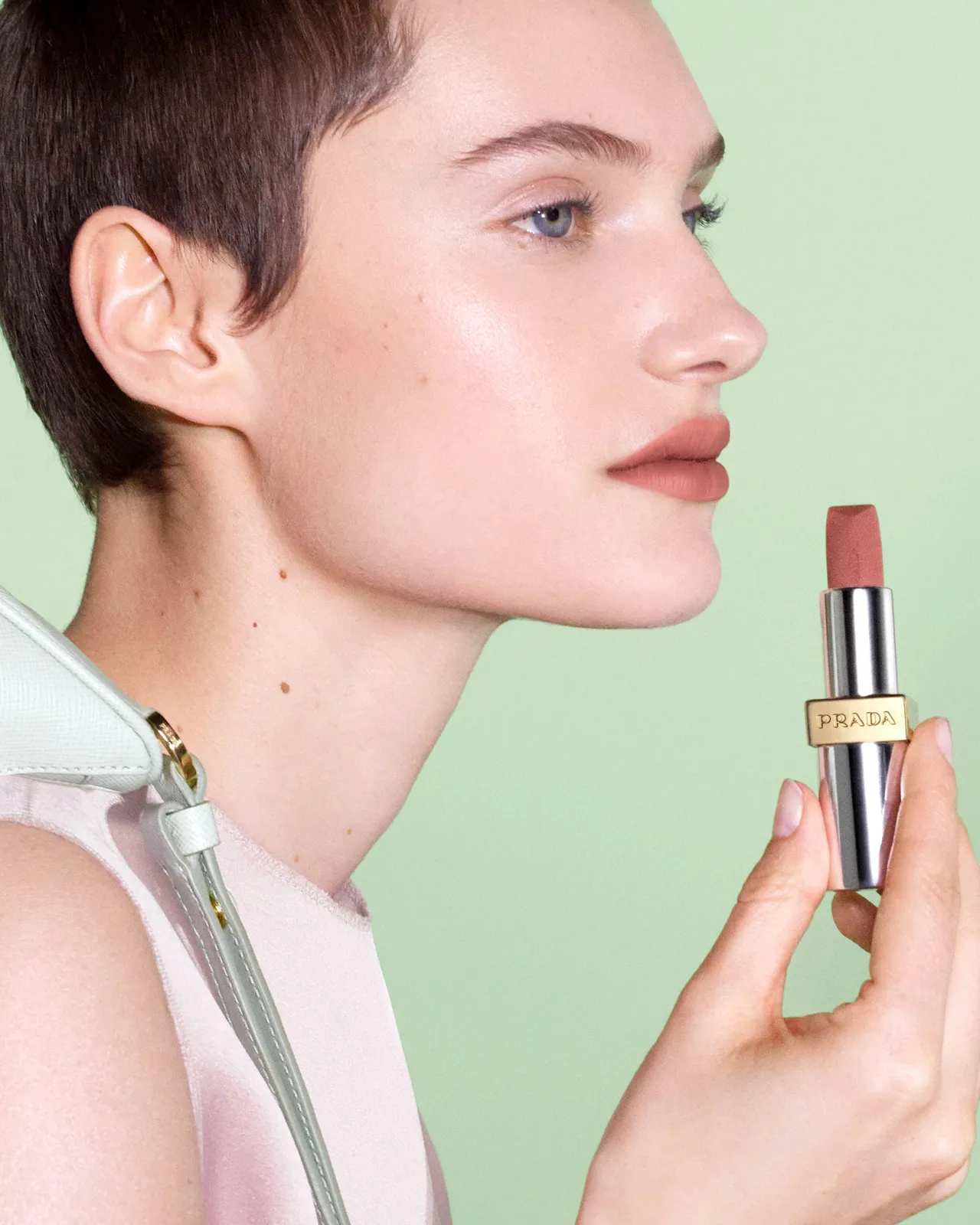 PRADA Monochrome Pink解构粉唇膏新色,1650元。品牌提供