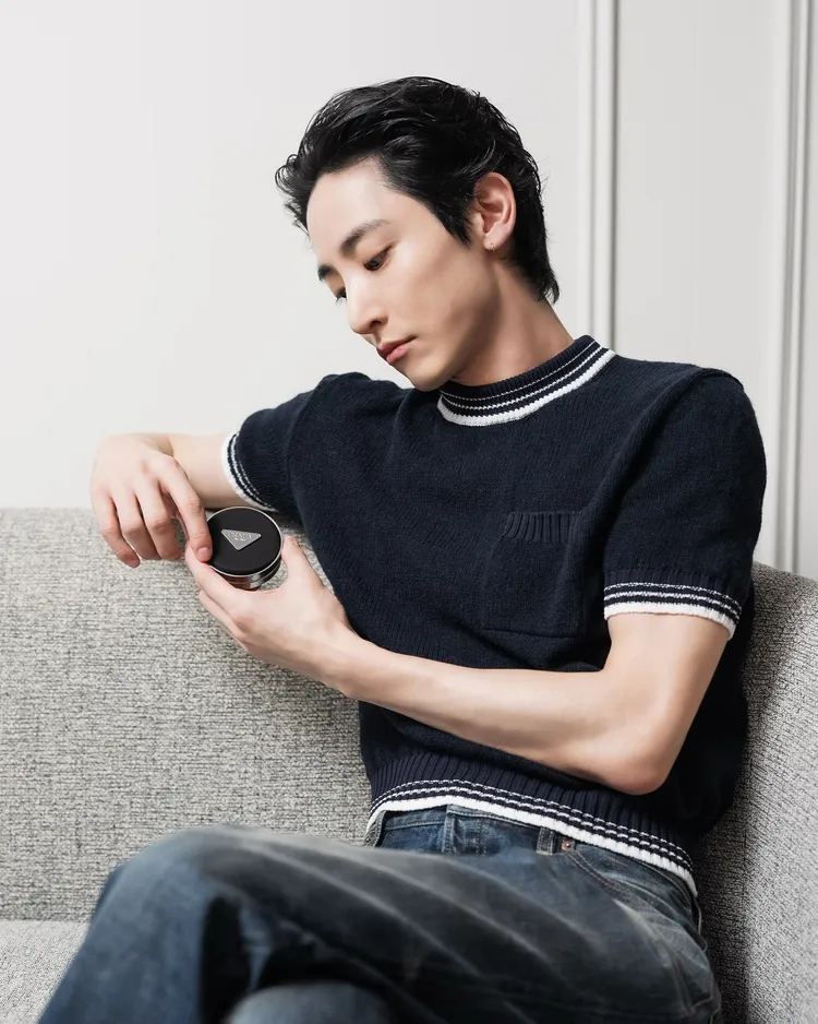  韓星李洙赫用盛世美顏賣PRADA全新原生霧光尼龍氣墊粉餅。翻攝IG