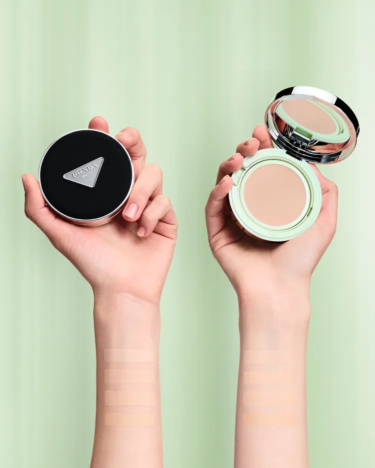PRADA原生霧光尼龍氣墊粉餅，12g／2850元。品牌提供