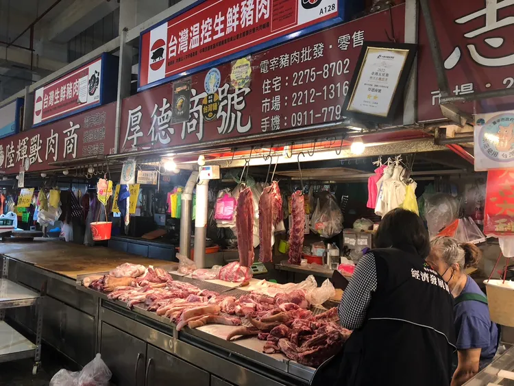 猪只禁宰禁运持续延长,台中市政府宣布按日数免收公有市场193席猪肉摊商的摊位使用费。市府提供
