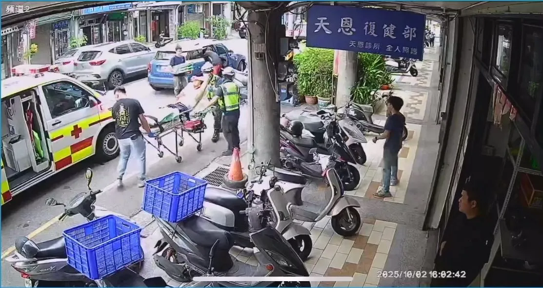 救护车将林男送医。民众提供