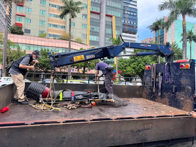 河口鱷被運走。警方提供