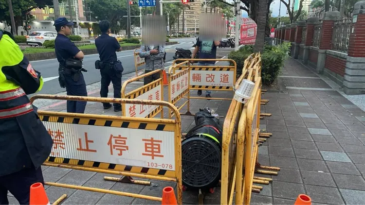 警方將河口鱷圍住。警方提供