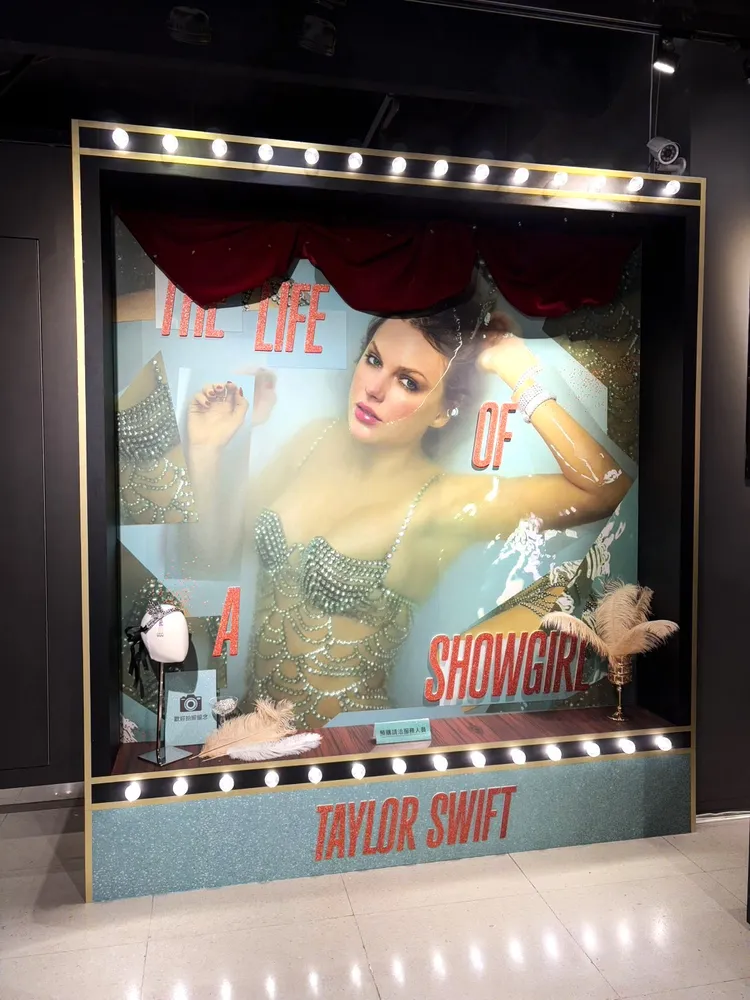 台中誠品擺放泰勒絲看板讓粉絲打卡。環球音樂提供
