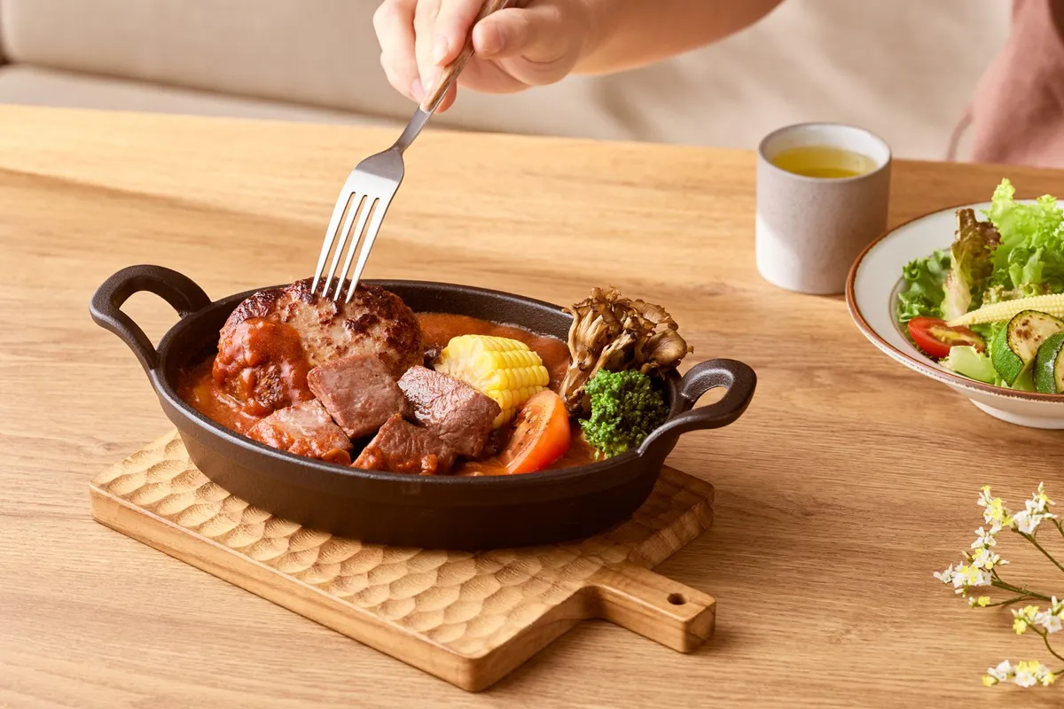 「和牛汉堡排佐炙烤牛排」厚实多汁的和牛汉堡排与炙烤牛排，搭配主厨特制的浓郁红酱，风味层次分明。王品集团提供