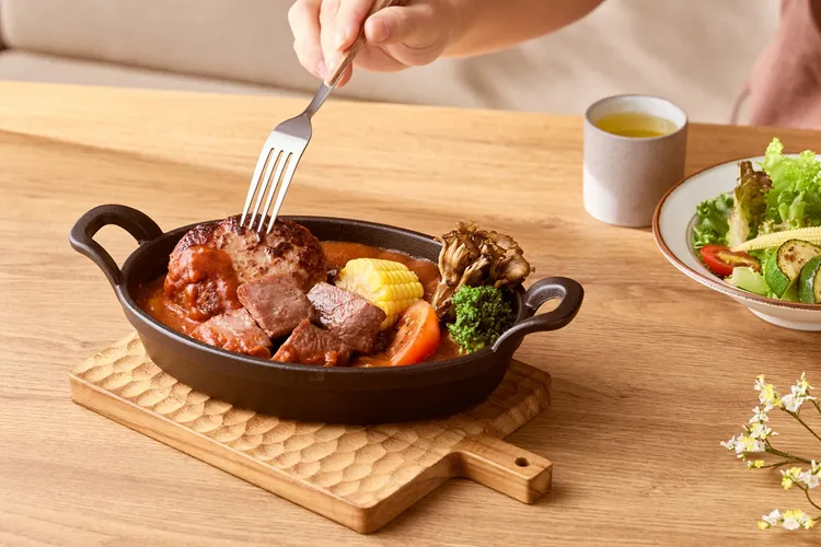 「和牛漢堡排佐炙烤牛排」厚實多汁的和牛漢堡排與炙烤牛排，搭配主廚特製的濃郁紅醬，風味層次分明。王品集團提供