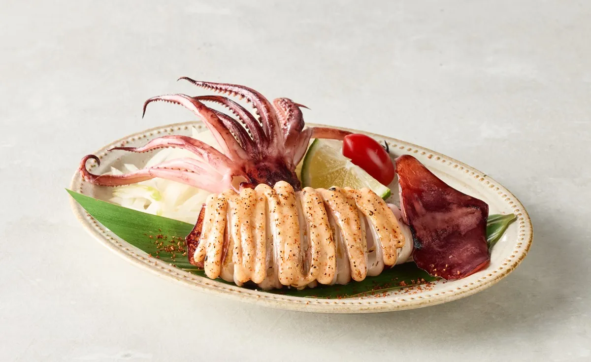 即日起至12/20，凭社群活动画面内用消费2客（含）以上套餐，就招待「明太子炙烤鱿鱼」。王品集团提供