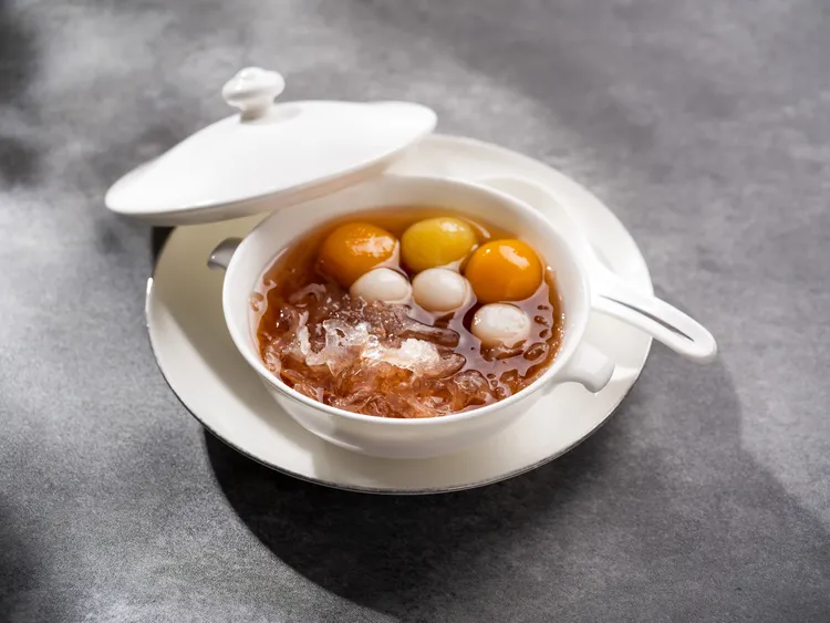「雅閣」推出秋蟹尊饌饗宴「薑茶香芋燕窩盅」，薑茶辛香入喉溫潤甘甜，於秋意中帶來一份暖心的甜美收尾。台北文華東方酒店提供