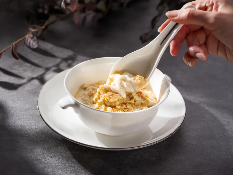 「雅閣」推出秋蟹尊饌饗宴「蟹粉嫩豆花」，將秋蟹佐以豆花醇潤，清雅中蘊藏奢華層次，展現粵式細膩火候與秋日柔和氣韻。台北文華東方酒店提供