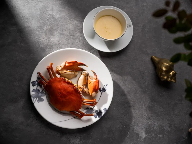 「雅閣」推出秋蟹尊饌饗宴「花雕雞油蟳」，嚴選肉質鮮甜多汁的處女蟳，添以花雕酒與雞油的湯底清蒸，最能完美展現處女蟳的鮮美香氣。台北文華東方酒店提供