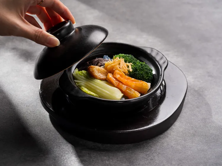 「雅閣」推出秋蟹尊饌饗宴「海珍時蔬粉絲鍋」，時蔬清脆佐以飽滿吸附鹹鮮海味的粉絲，綻放秋香雅緻食感。台北文華東方酒店提供