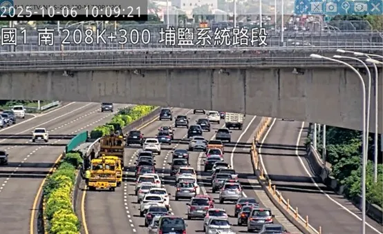 國1北向兩輛小客車追撞，導致回堵約1公里。高公局提供