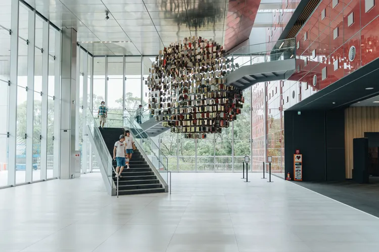 國家檔案館2樓往3樓的螺旋梯上則設置「以史為鏡」，使用1705片鏡面不鏽鋼，構築直徑達6公尺的巨型立體圓鏡。國發會國家檔案局提供