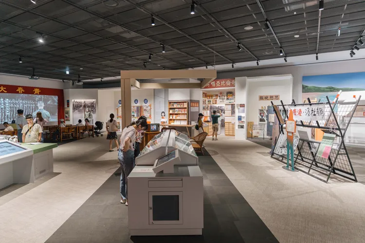 國家檔案館2樓設有常設展廳與特展廳，首展─常設展為「島讀‧我們的故事」。國發會國家檔案局提供