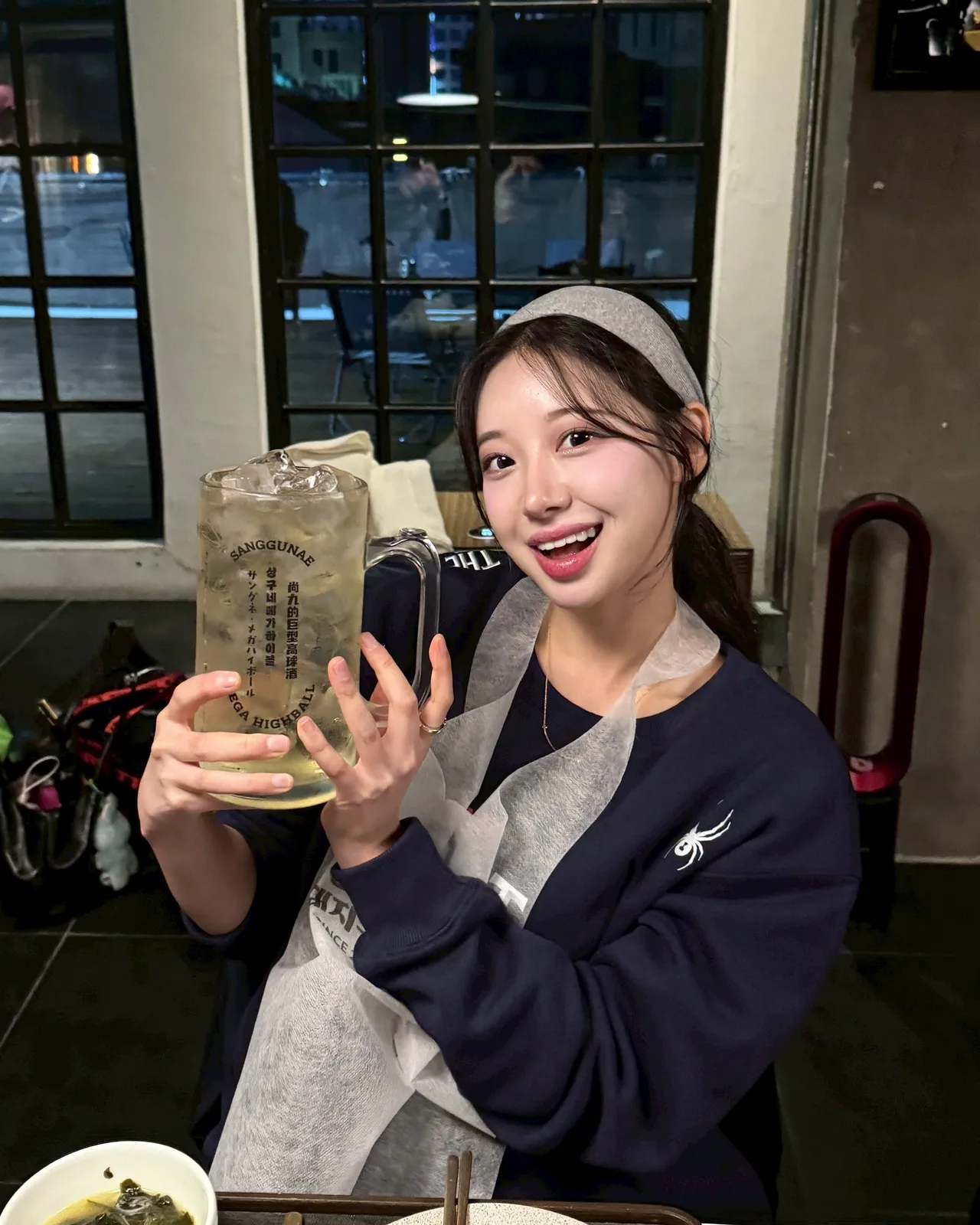 禹洙汉分享庆功吃美食。乐天桃猿提供