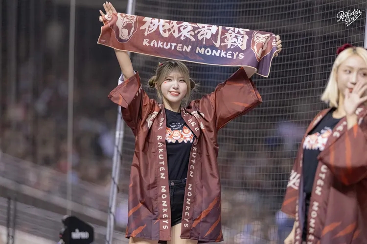 廉世彬拿「桃猿制霸」應援巾。樂天桃猿提供