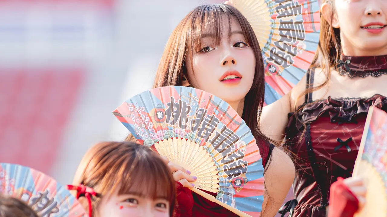 河智媛拿「桃猿最强」旗子。乐天桃猿提供