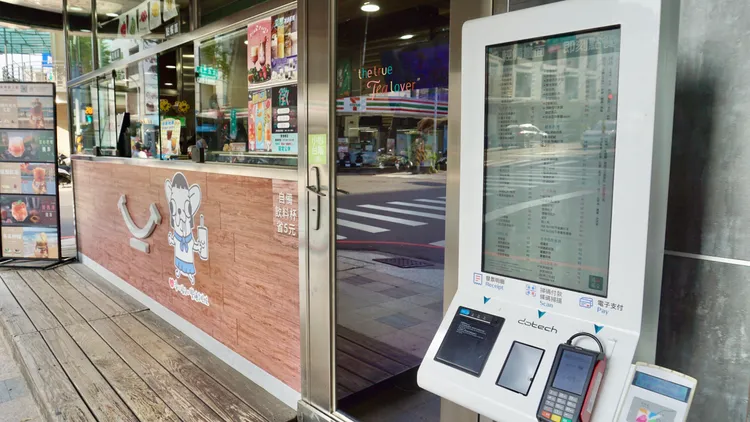 清心福全總公司旁的門市近期測試自動點餐版模式。莊偉祺攝
