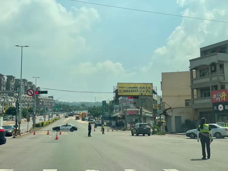 這起事故一度造成向上路往市區方向封閉，警方在路口進行交通管制。民眾提供