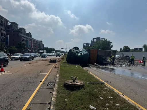 台中向上路長下坡又出事 砂石車煞車失靈翻覆!波及4車釀1傷