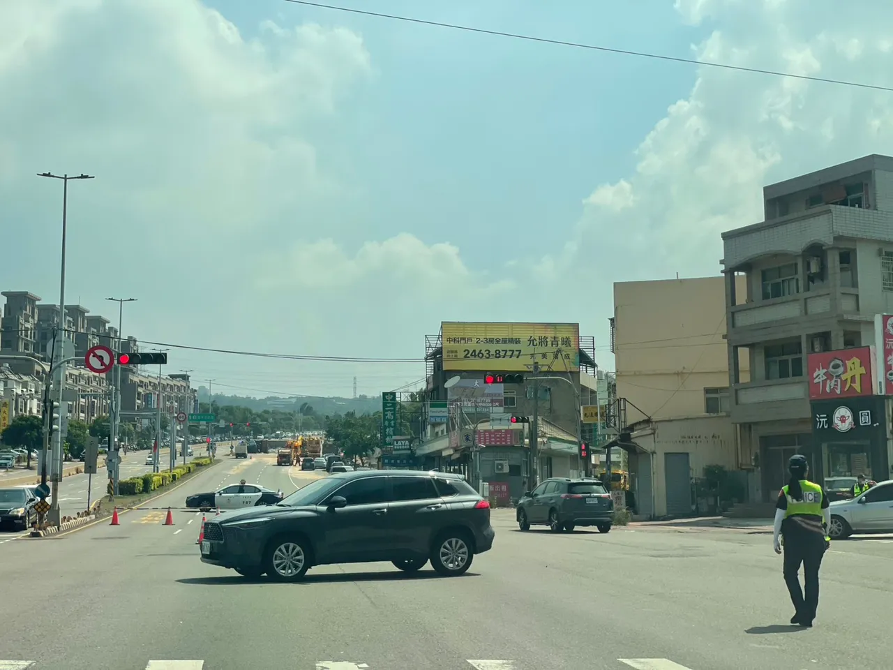 警方在路口交通管制。民众提供