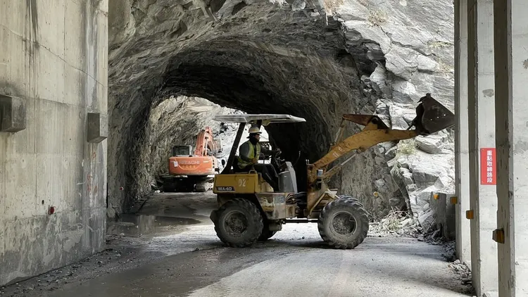 花蓮太魯閣燕子口堰塞湖集水區雨量20日未如預期多，林保署採機具開上壩頂降挖，但沿途邊坡不穩影響進度。林保署花蓮分署提供
