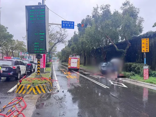 多元計程車自撞北市堤頂大道護欄 女乘客拋飛車外送醫亡