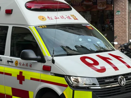 多元计程车自撞北市堤顶大道护栏 女乘客抛出车外命危