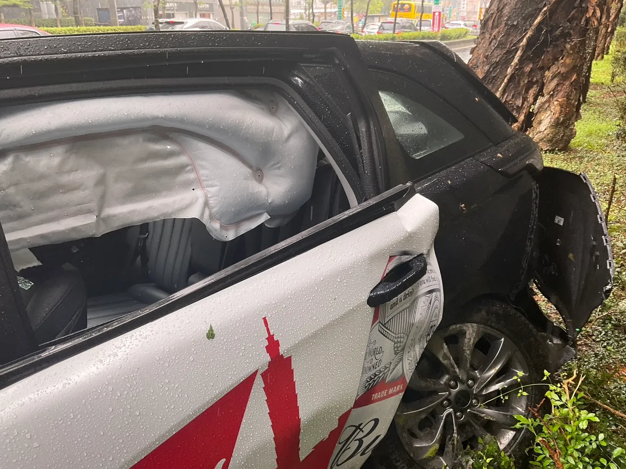 多元計程車自撞後受損情形。警方提供