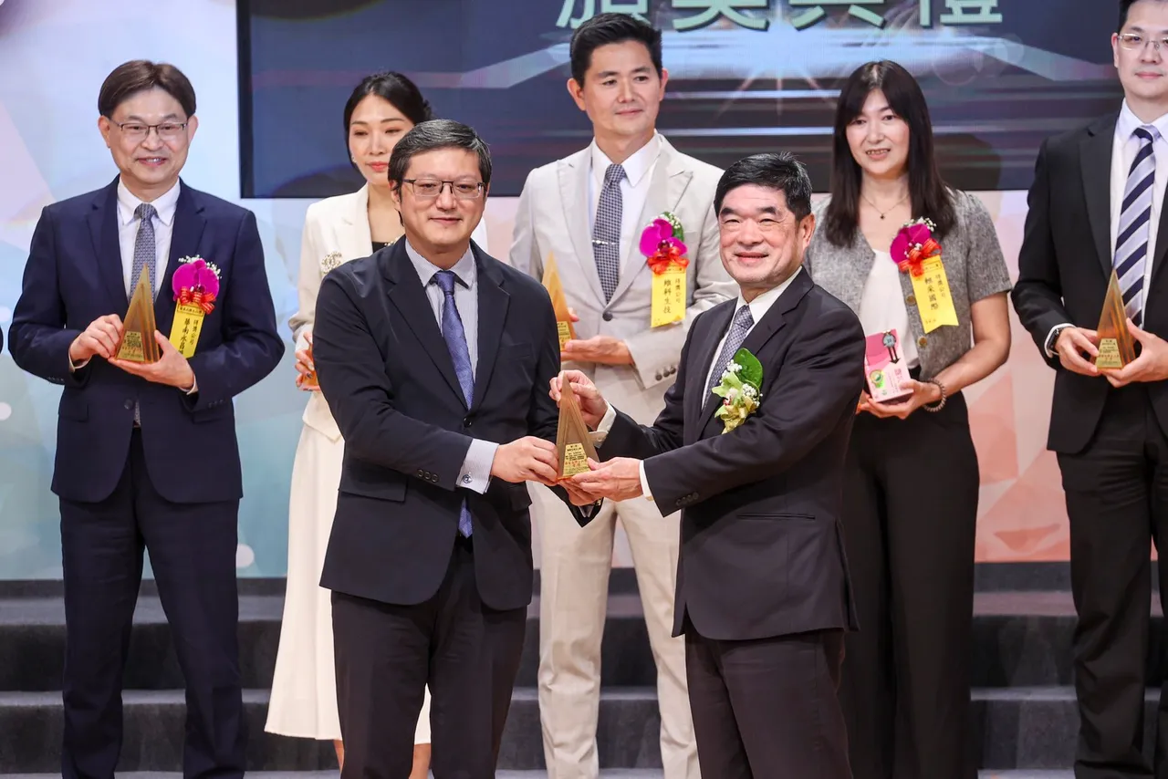 台湾中油获最佳产品奖全国首奖,由工程会副主委李怡德(前排左)颁奖,副总经理罗博童( 前排右)受奖。中油提供