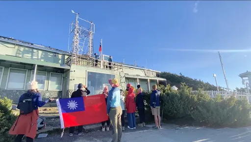 「全台最高国庆升旗」在这里 巨幅国旗玉山北峰飘扬!山友嗨翻