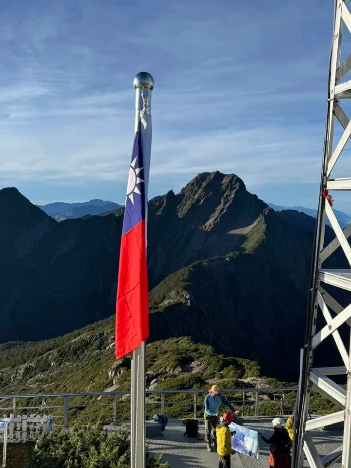 玉山氣象站國旗在國慶日飄揚，背景為玉山主峰。翻攝鄭明典臉書