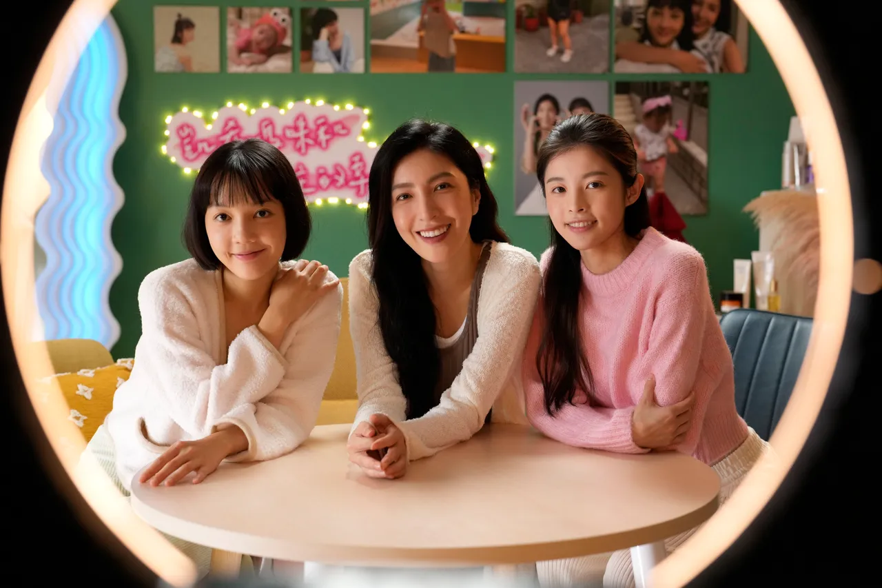 杨谨华(中)、林思廷(左)、詹子萱合作最新影集饰演母女。晴天影像提供