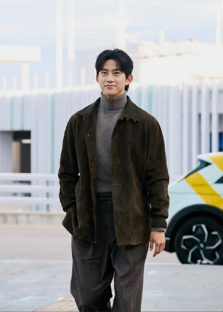 玉澤演的穿搭對於台灣好天氣來說有點太炎熱了。品牌提供